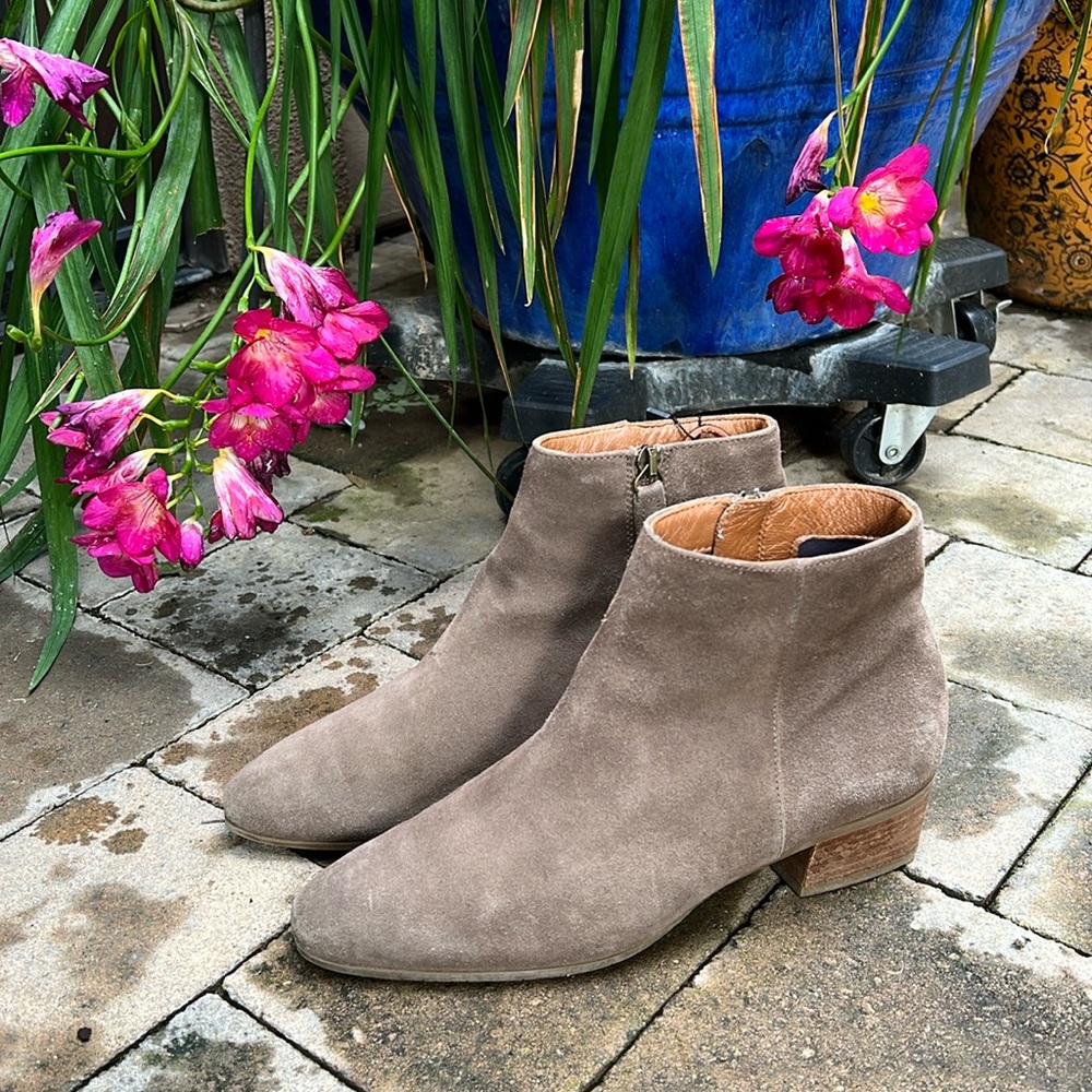 Aquatalia Italian tan suede bootie 7.5 / 8